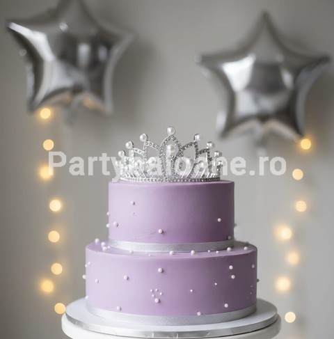 Topper Tort Coronita Argintie cu Cristale si Perle (Metal) 14 cm - QT8418 Un topper decorativ elegant pentru tort sub forma unei coronite argintii din metal. Coronita cu diametrul de 14 cm este bogat decorata cu cristale