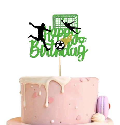 Topper Tort Fotbal Happy Birthday (Carton) 16x12.5 cm Un topper decorativ din carton pentru tort cu tematica sport si fotbal. Produsul contine mesajul Happy Birthday decupat din carton verde gazon. Printre litere sunt inserate ilustratii dinamice