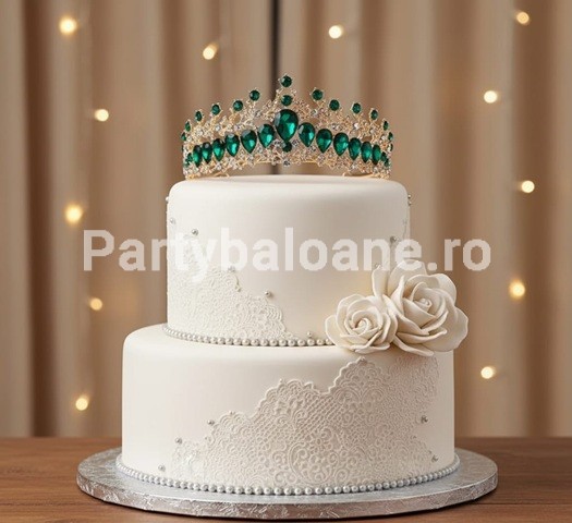 Topper Tort Coronita Aurie Verde Smarald (Metal) 16 x 5 cm - C50 Un topper decorativ premium pentru tort sub forma unei coronite/diademe aurii din metal model C50. Coronita are diametrul de 16 cm si este bogat decorata cu pietre verde smarald si strasuri transparente. Produsul este asezat pe un tort alb supraetajat