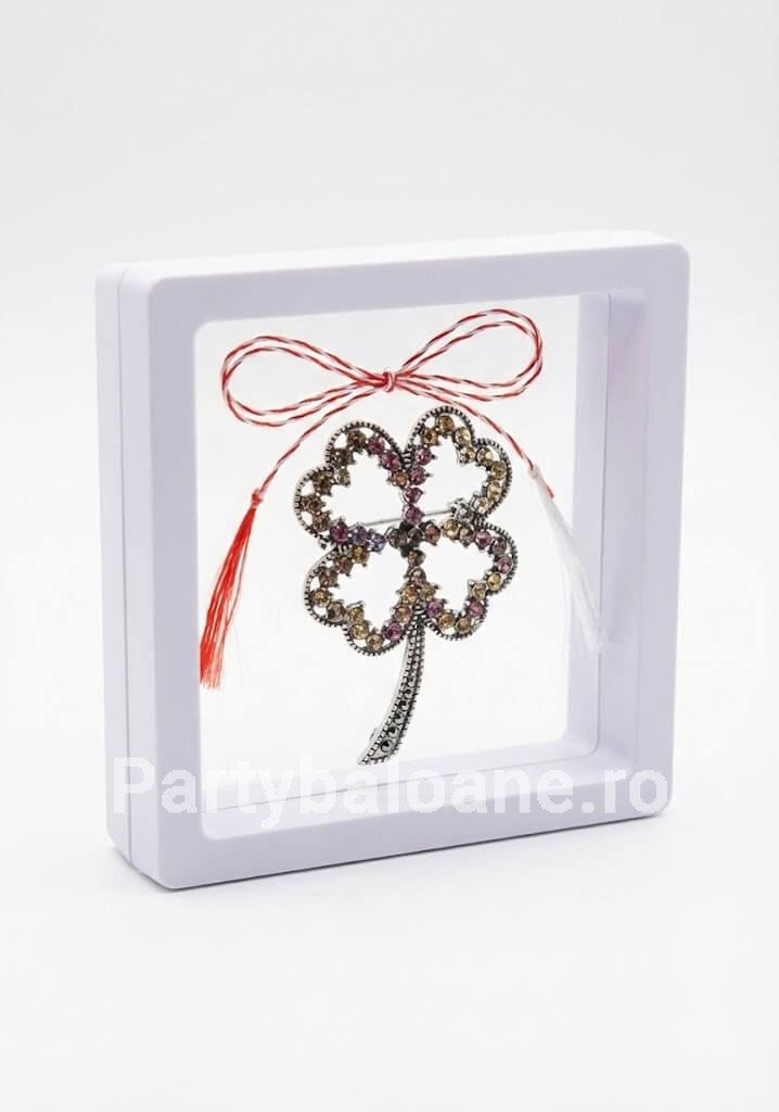 Mărțișor Broșă Trifoi Norocos Vintage cu Cristale în Cutie 3D Transparentă (9x9 cm) – Cadou Premium Martisor brosa trifoi cu patru foi stil vintage argintiu cu cristale in cutie patrata transparenta 9x9 cm cu efect de plutire