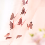 Set 12 Fluturi Decorativi 3D Rose Gold – Carton Plastifiat (Model 19) Set 12 fluturi decorativi 3D de culoare rose gold, design clasic cu aripi pline, realizati din carton plastifiat, perfecti pentru aranjamente si torturi.