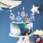 Set 5 Lumanari Tort Cosmos Astronaut Racheta si OZN Set 5 lumanari pentru tort tematica cosmos ilustrand un astronaut o racheta spatiala un ozn un meteorit si un satelit