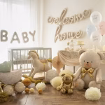Set Balon Urs Airwalker 3D 71 cm si 12 Baloane Latex Decoratiuni petrecere baby shower welcome baby cu balon folie urs 3D airwalker asezat pe podea langa patut si calut de lemn.