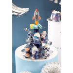 Suport pentru Briose si Prajituri Tematica Astronaut Cosmos Premium 46x34 cm Suport supraetajat din carton pentru prajituri si briose, tematica spatiu cosmic si astronauti, prevazut cu racheta 3D in varf si tavi cu finisaj argintiu lucios, 46x34 cm.